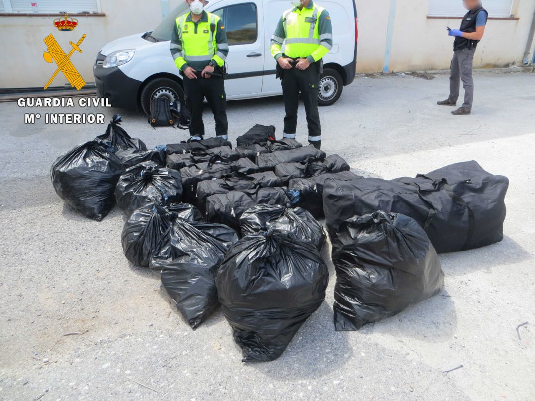 Bolsas con 100 kilos de marihuana intervenidas por la Guardia Civil en un control de carretera en Diezma (Granada) Bolsas con 100 kilos de marihuana intervenidas por la Guardia Civil en un control de carretera en Diezma (Granada)