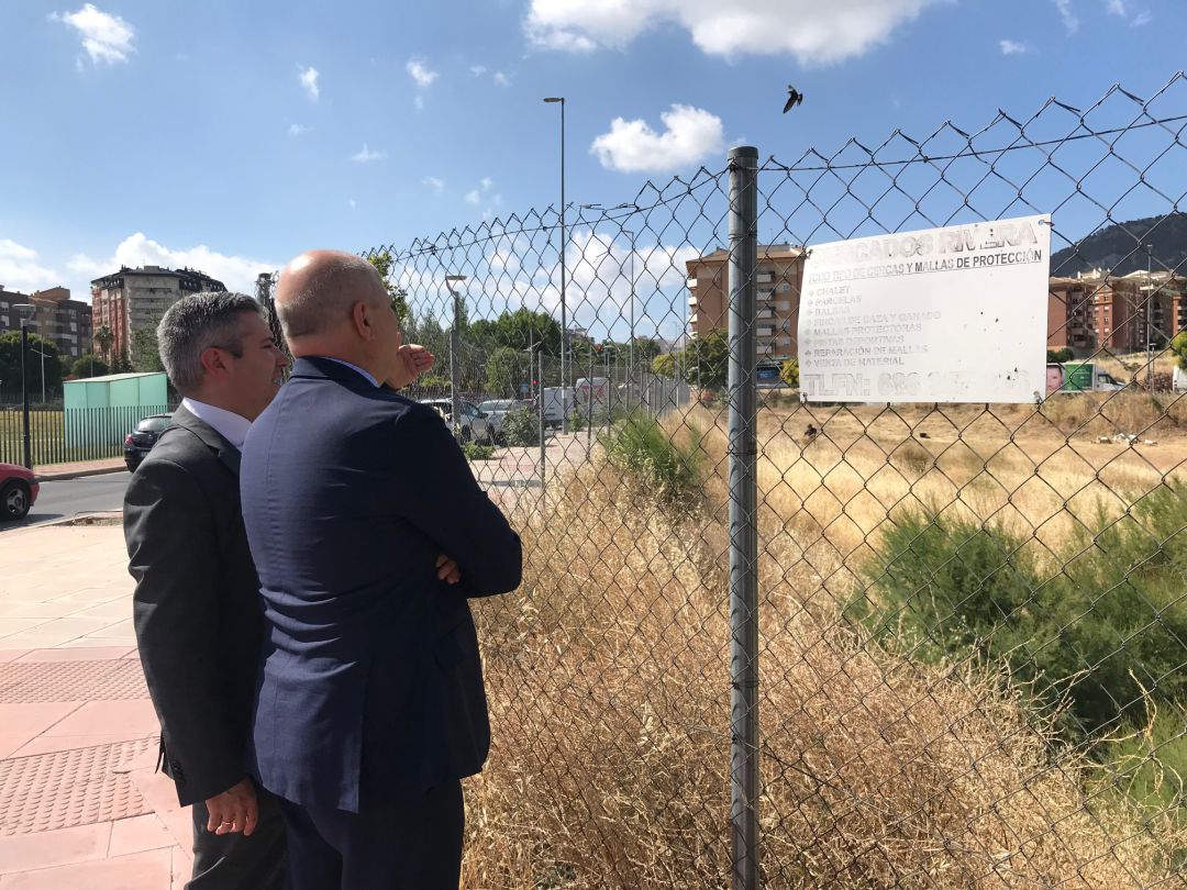 Una de visitas del delegado y el consejero de Cultura a los terrenos donde se ubicará el conservatorio. Una de visitas del delegado y el consejero de Cultura a los terrenos donde se ubicará el conservatorio.