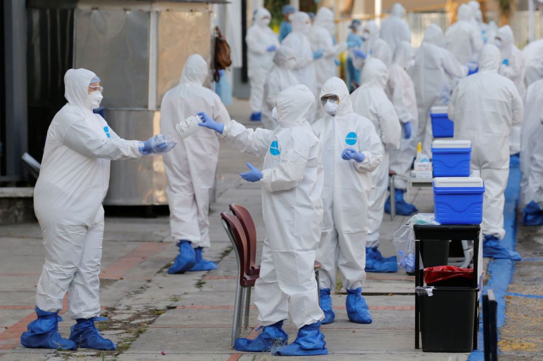 Sanitarios de todo el mundo se afanan en combatir el coronavirus Sanitarios de todo el mundo se afanan en combatir el coronavirus
