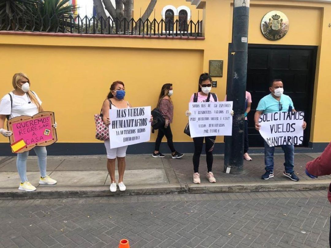 Concentración de españoles y residentes en España a las puertas de la Embajada en Lima solicitando que un vuelo humanitario les traiga a casa Concentración de españoles y residentes en España a las puertas de la Embajada en Lima solicitando que un vuelo humanitario les traiga a casa