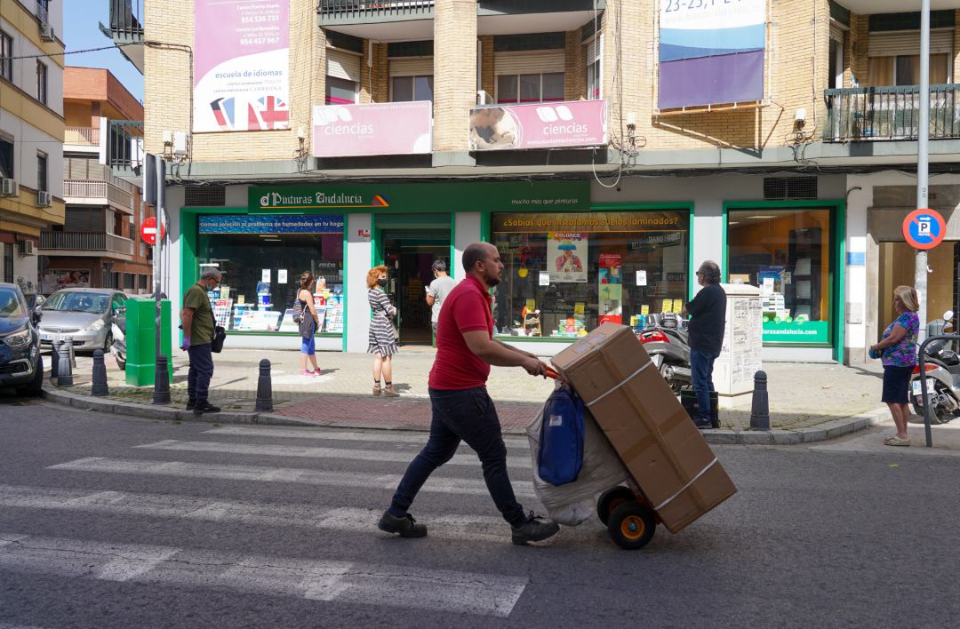 Ciudadanos guardando cola en una tienda de pinturas durante el tercer día de la desescalada del Gobierno y el inicio de la semana octava del estado de alarma decretada por la crisis del coronavirus, en Sevilla Ciudadanos guardando cola en una tienda de pinturas durante el tercer día de la desescalada del Gobierno y el inicio de la semana octava del estado de alarma decretada por la crisis del coronavirus, en Sevilla