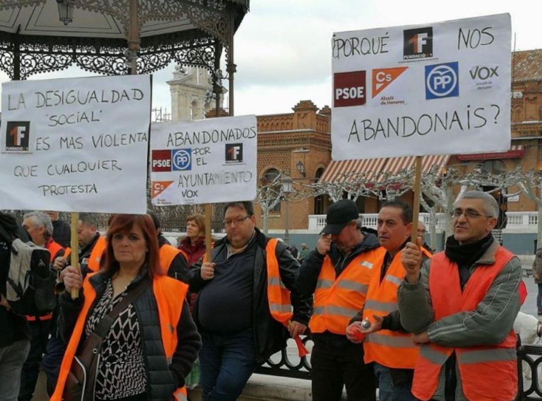 Trabajadores de la Fundación Nº1 durante una protesta frente al Ayuntamiento de Alcalá de Henares Trabajadores de la Fundación Nº1 durante una protesta frente al Ayuntamiento de Alcalá de Henares
