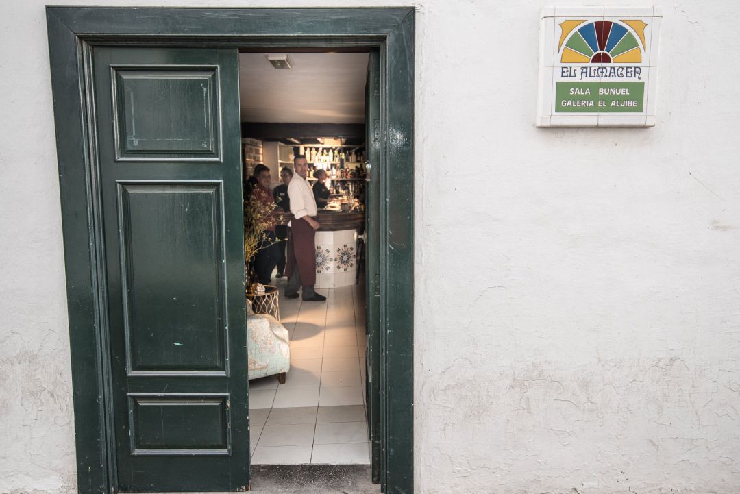 Entrada por a la Sala Buñuel y la Galería El Aljibe, al fondo, la barra del mítico bar Pablo Ruíz Picasso Entrada por a la Sala Buñuel y la Galería El Aljibe, al fondo, la barra del mítico bar Pablo Ruíz Picasso