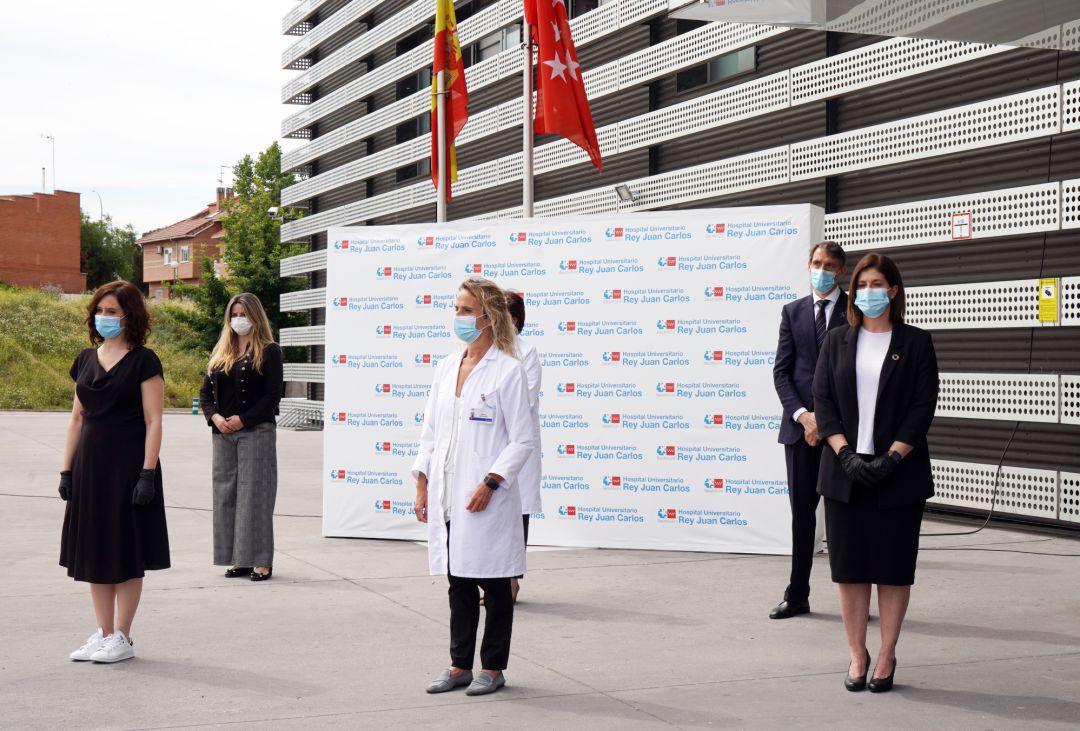 La presidenta de la Comunidad de Madrid y la alcaldesa de Móstoles durante el minuto de silencio ante las puertas del Hospital Universitario Rey Juan Carlos La presidenta de la Comunidad de Madrid y la alcaldesa de Móstoles durante el minuto de silencio ante las puertas del Hospital Universitario Rey Juan Carlos
