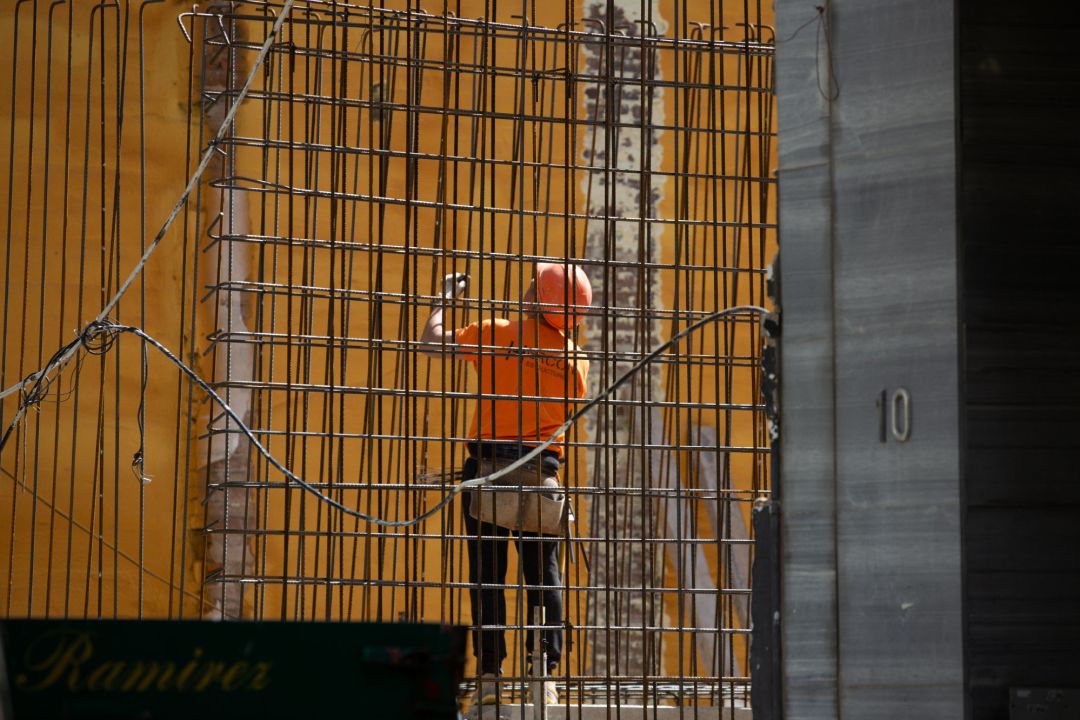 Un operario trabaja en la obra de un edificio durante el estado de alarma decretado por el Gobierno. Un operario trabaja en la obra de un edificio durante el estado de alarma decretado por el Gobierno.