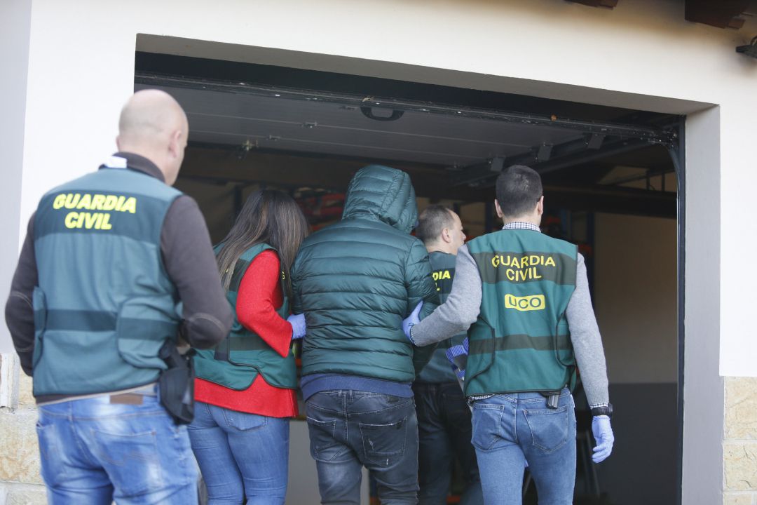 El supuesto inductor del crimen, escoltado por la Guardia Civil, durante un registro en la fase de instrucción. El supuesto inductor del crimen, escoltado por la Guardia Civil, durante un registro en la fase de instrucción.