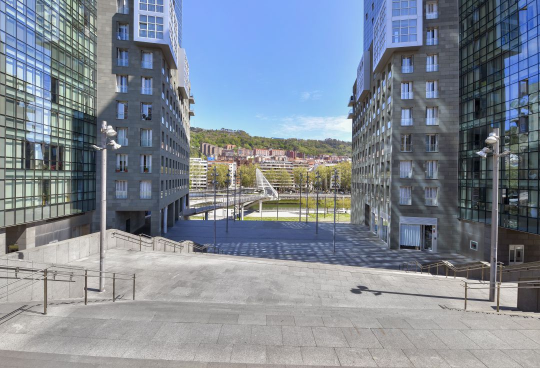 Bilbao habilita 13 zonas para pasear con restricciones a los coches Bilbao habilita 13 zonas para pasear con restricciones a los coches