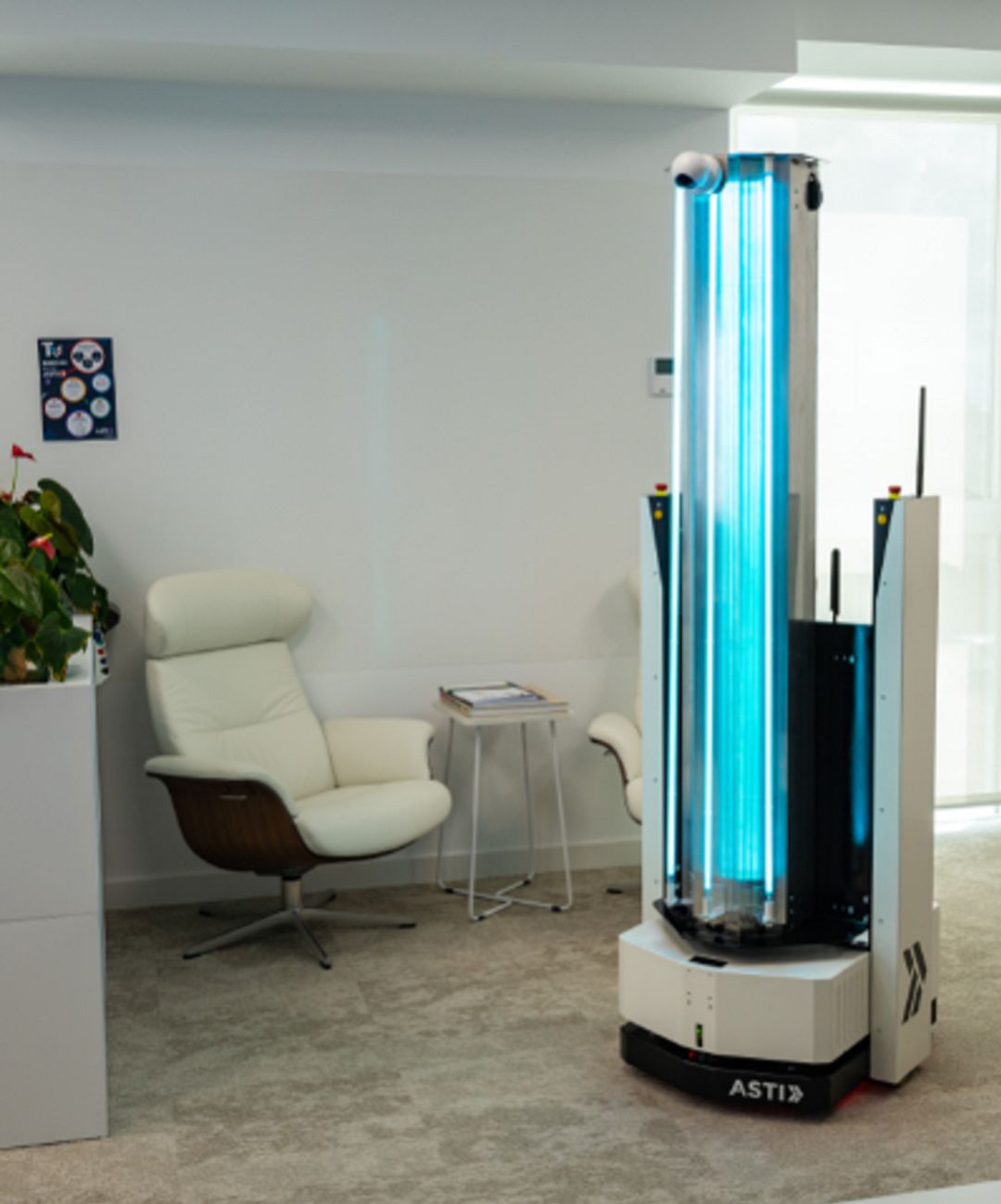 El robot ZenZoe utiliza la luz ultravioleta para eliminar gérmenes y patógenos tanto en el aire como en superficies y objetos El robot ZenZoe utiliza la luz ultravioleta para eliminar gérmenes y patógenos tanto en el aire como en superficies y objetos