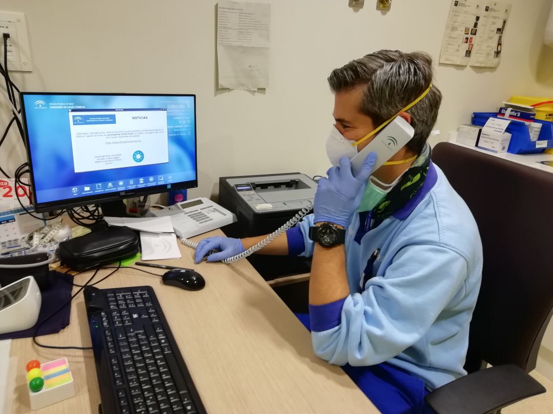 Un médico atendiendo una consulta telefónica en uno de los Centros de Salud del Distrito Sanitario Córdoba Un médico atendiendo una consulta telefónica en uno de los Centros de Salud del Distrito Sanitario Córdoba