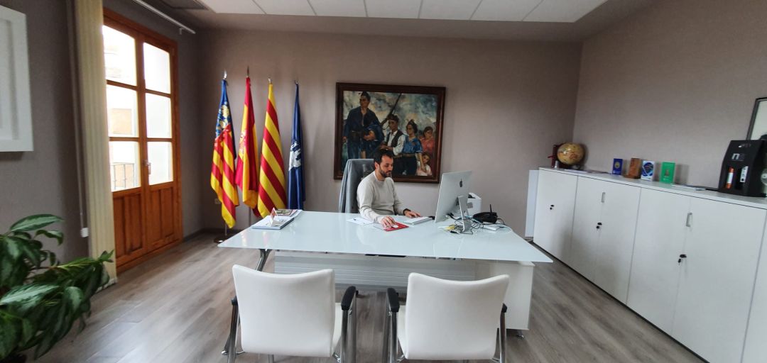 El alcalde de Ondara, José Ramiro en su despacho de alcaldía. El alcalde de Ondara, José Ramiro en su despacho de alcaldía.