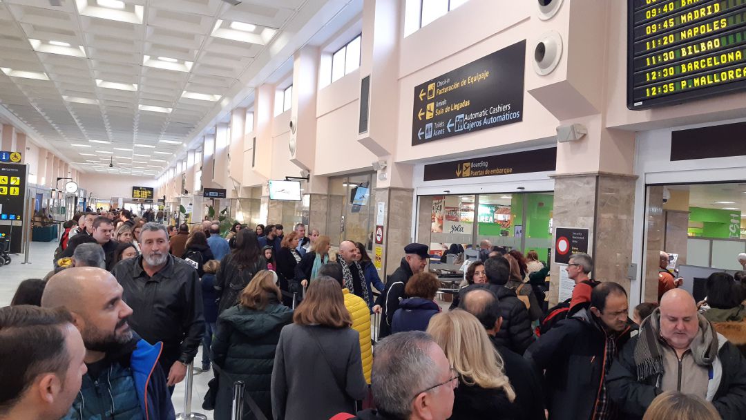 Pasajeros se agolpan en el aeropuerto de Granada durante el pasado puente de diciembre Pasajeros se agolpan en el aeropuerto de Granada durante el pasado puente de diciembre