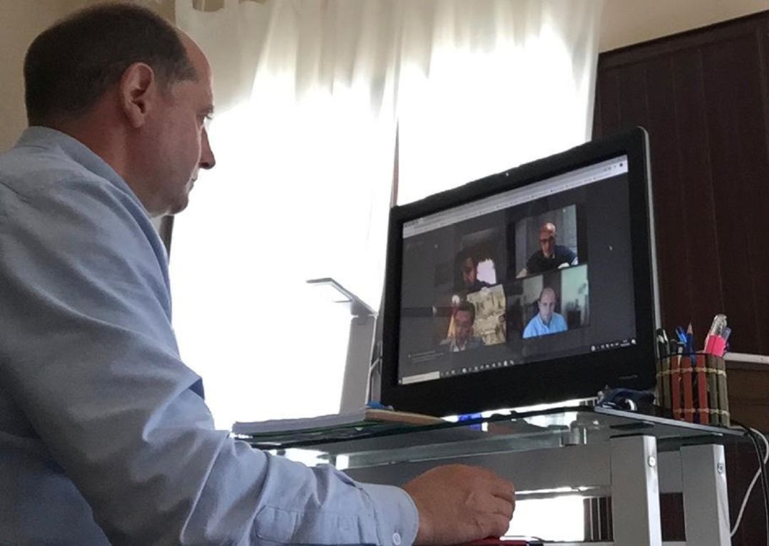 José Luis Hidalgo, en una de sus sesiones de trabajo por video conferencia José Luis Hidalgo, en una de sus sesiones de trabajo por video conferencia