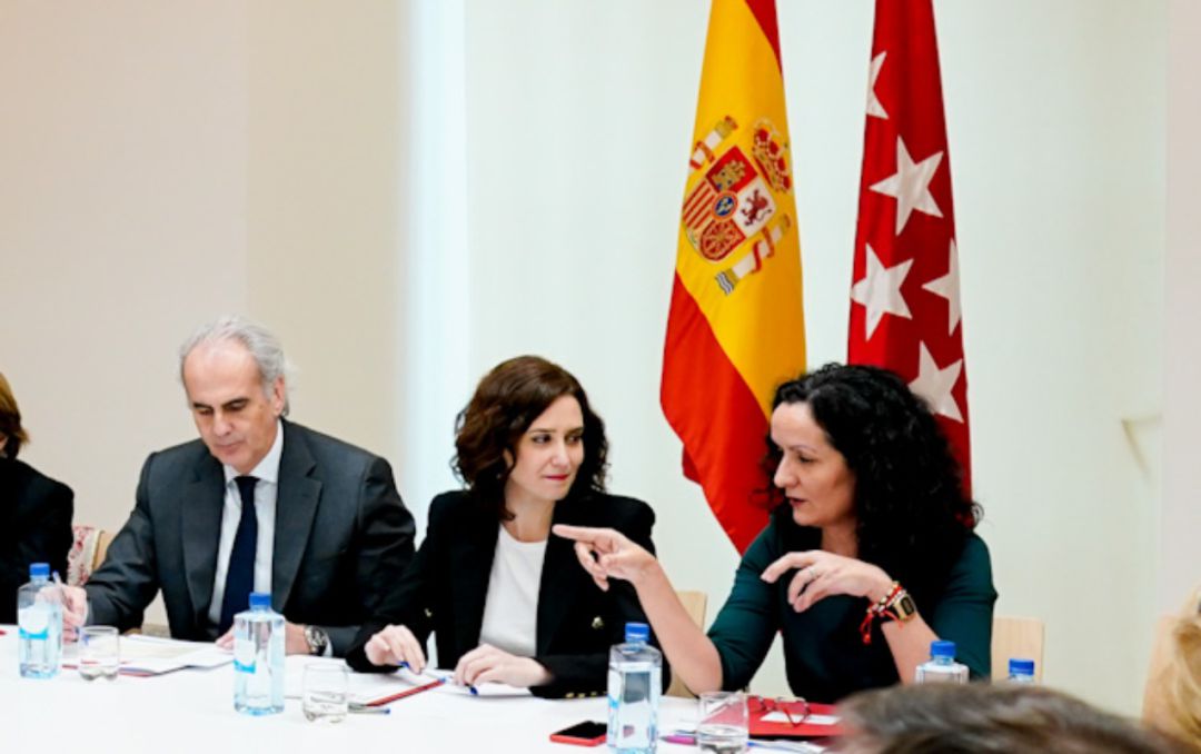 La presidenta de la Comunidad de Madrid en el centro, junto a la exdirectora de Salud Pública, Yolanda Fuentes, a la derecha de la imagen y el consejero de Sanidad, Enrique Ruiz Escudero, a la izquierda. La presidenta de la Comunidad de Madrid en el centro, junto a la exdirectora de Salud Pública, Yolanda Fuentes, a la derecha de la imagen y el consejero de Sanidad, Enrique Ruiz Escudero, a la izquierda.