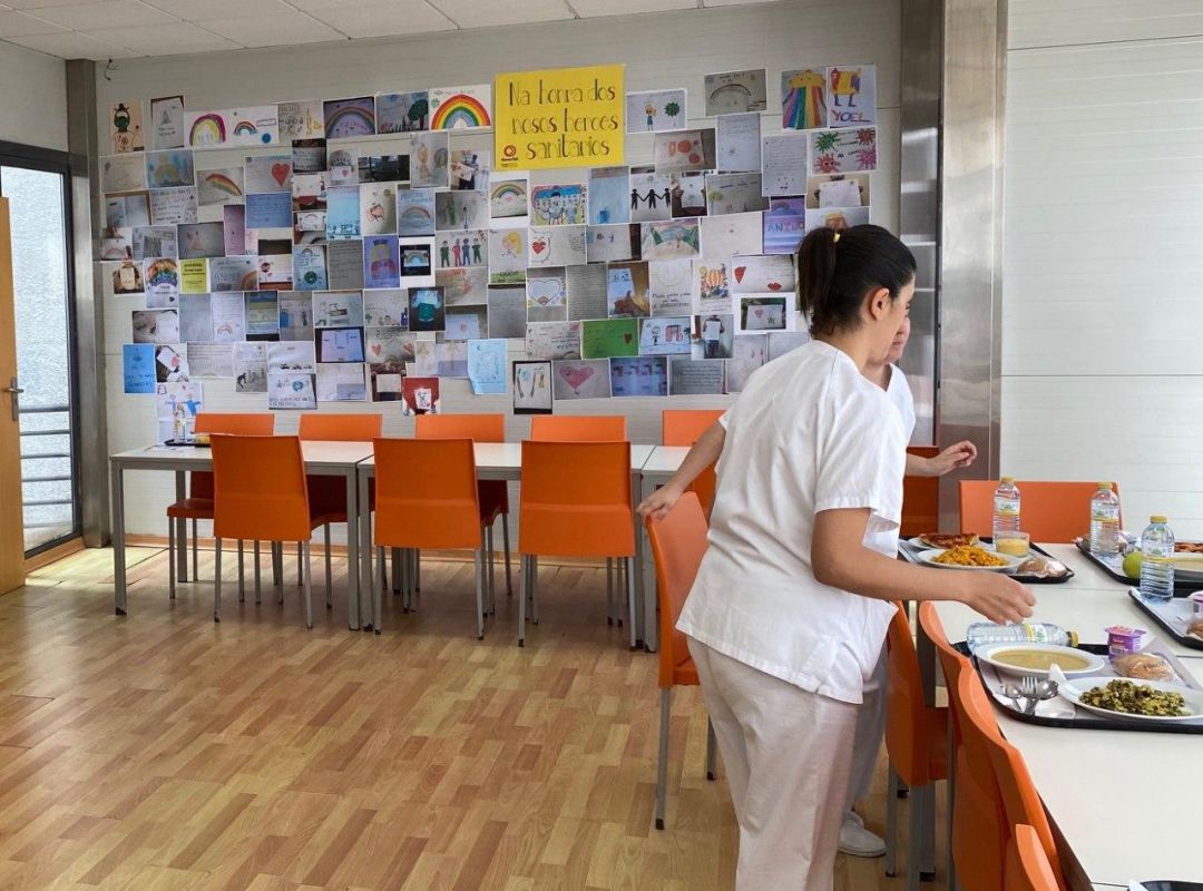 Una de las paredes del comedor de personal del Hospital Montecelo luce un mural solidario con multitud de mensajes de cariño y ánimo enviados por niños Una de las paredes del comedor de personal del Hospital Montecelo luce un mural solidario con multitud de mensajes de cariño y ánimo enviados por niños
