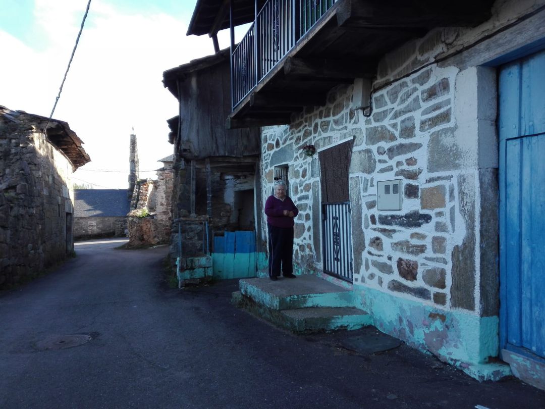Asunción a la puerta de su vivienda en Villarejo de la Sierra Asunción a la puerta de su vivienda en Villarejo de la Sierra