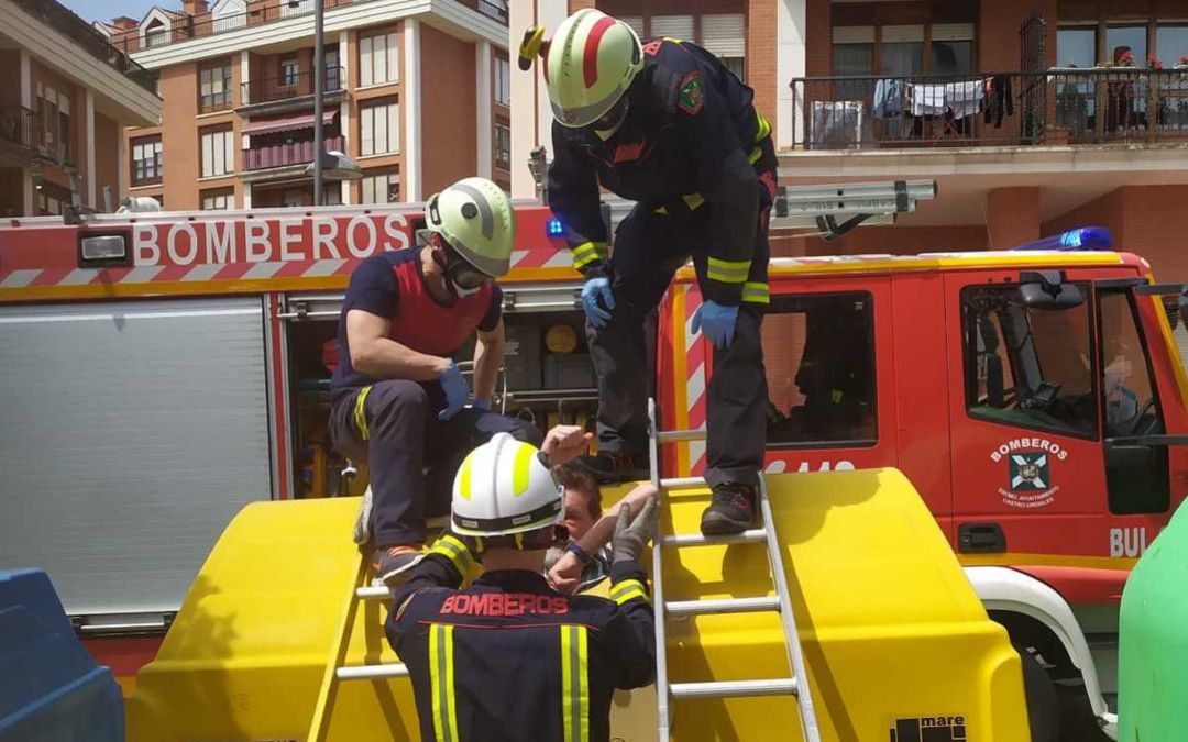Los bomberos intervienen en el rescate. Los bomberos intervienen en el rescate.