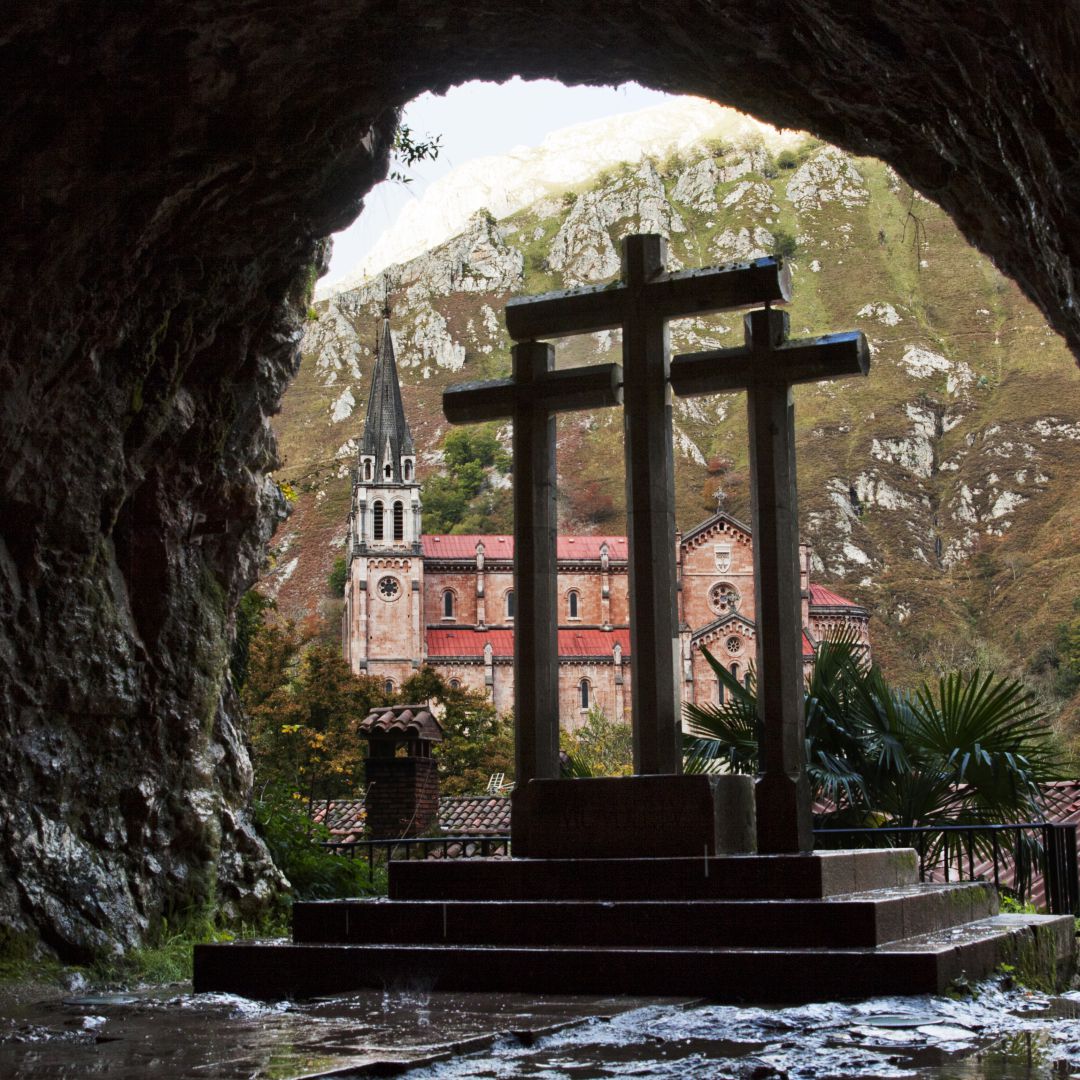 Basílica de Covadonga vista desde el pasillo que da acceso a la Cueva. Basílica de Covadonga vista desde el pasillo que da acceso a la Cueva.