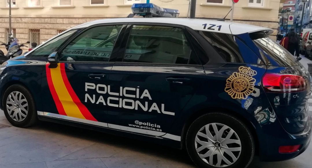 Un coche patrulla. Un coche patrulla.