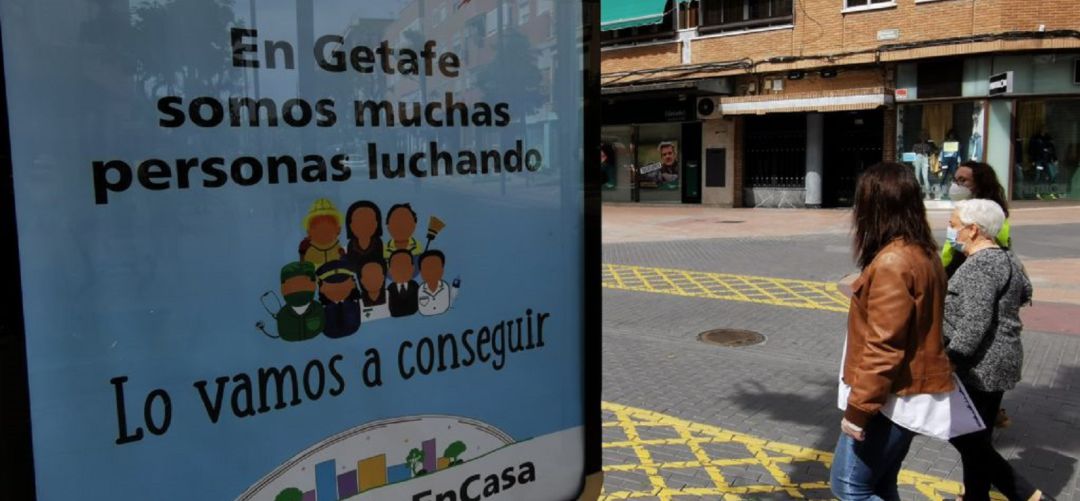 La alcaldesa, Sara Hernández, (i) ha querido participar en algunos de esos paseos para conocer de primera mano la experiencia de varias vecinas La alcaldesa, Sara Hernández, (i) ha querido participar en algunos de esos paseos para conocer de primera mano la experiencia de varias vecinas