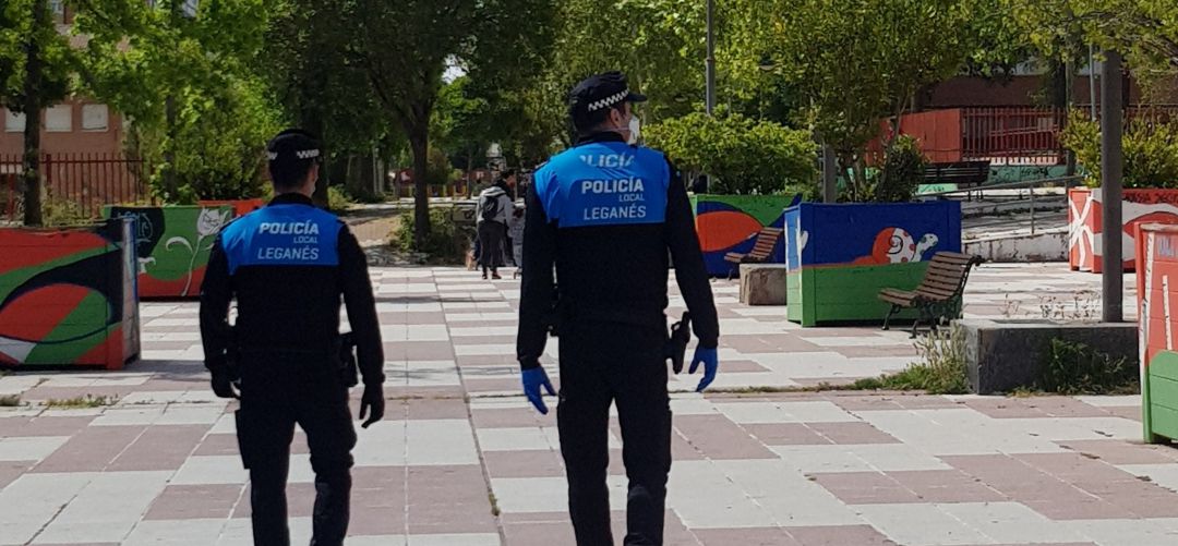 Dos agentes de la Policía Local de Leganés patrullan por una de las calles del municipio Dos agentes de la Policía Local de Leganés patrullan por una de las calles del municipio