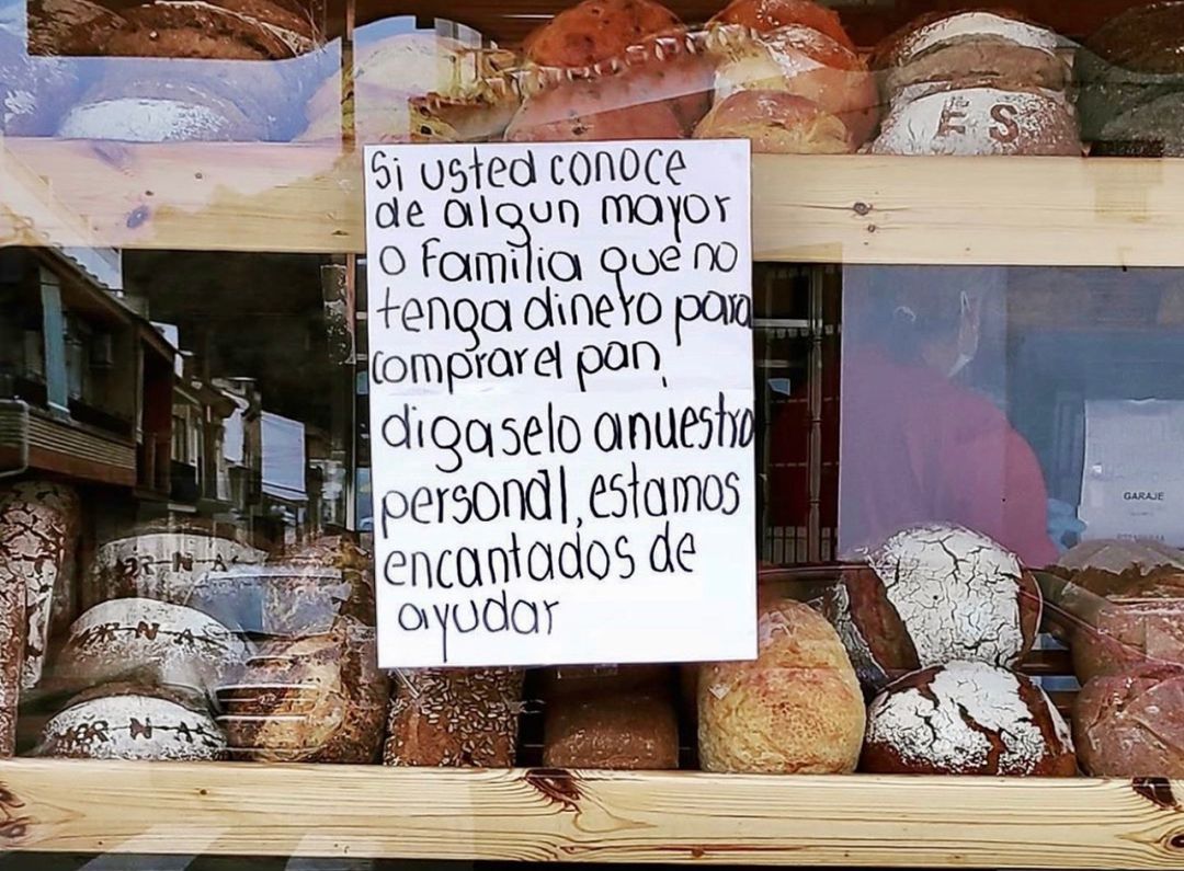 El cartel colgado en el escapareta de la panadería malagueña El cartel colgado en el escapareta de la panadería malagueña
