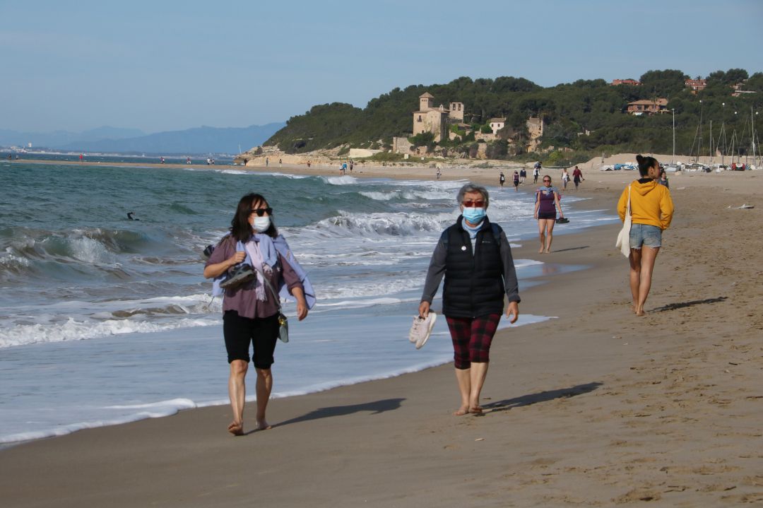Platja d'Altafulla durant el primer dia de permisos restringits per passejar. Platja d'Altafulla durant el primer dia de permisos restringits per passejar.