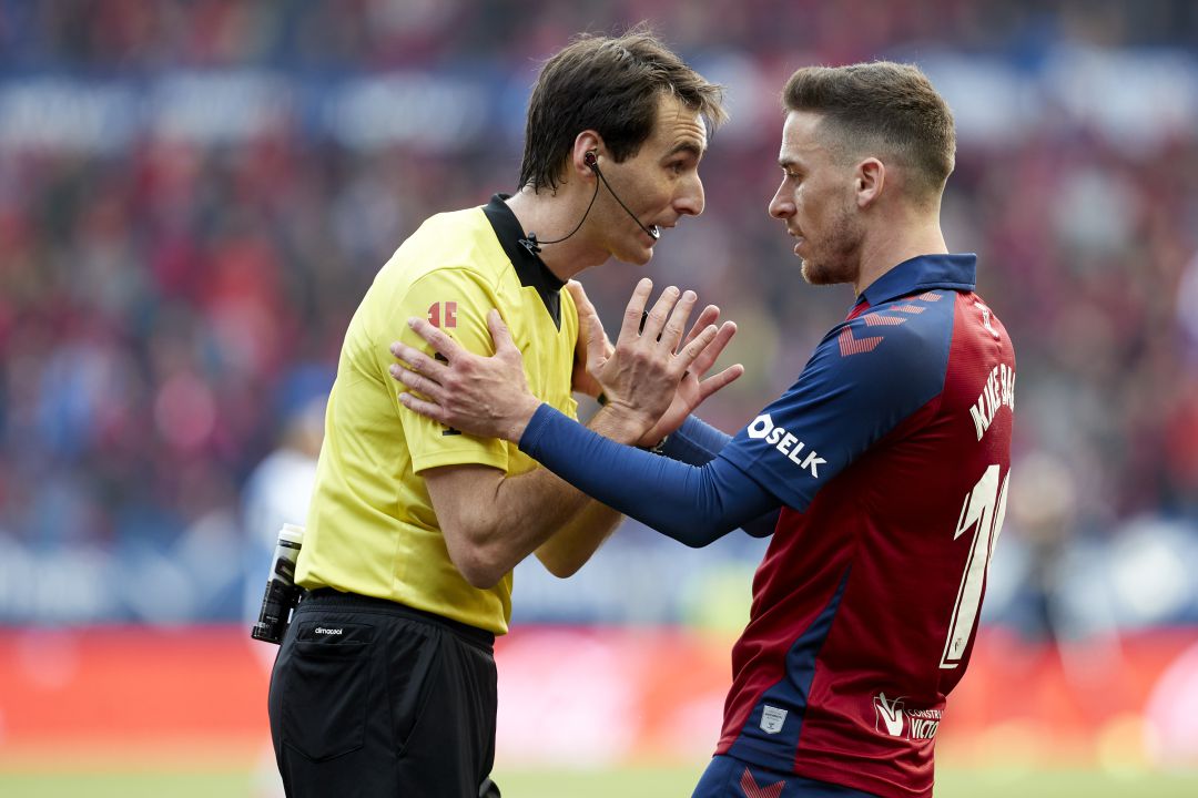 De Burgos Bengoetxea, en un partido entre Osasuna y Espanyol. De Burgos Bengoetxea, en un partido entre Osasuna y Espanyol.