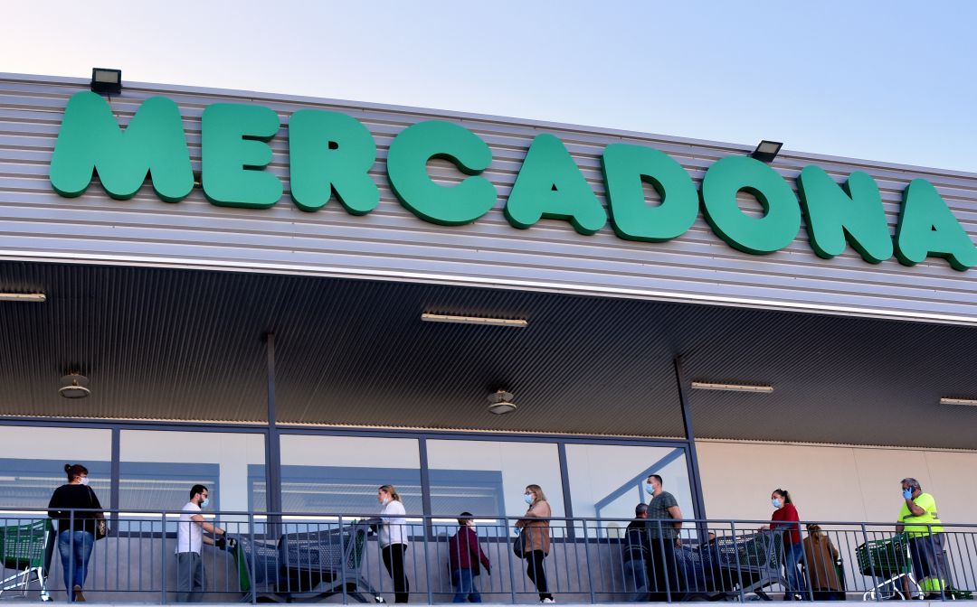 Varios clientes de Mercadona hacen cola para comprar. Varios clientes de Mercadona hacen cola para comprar.