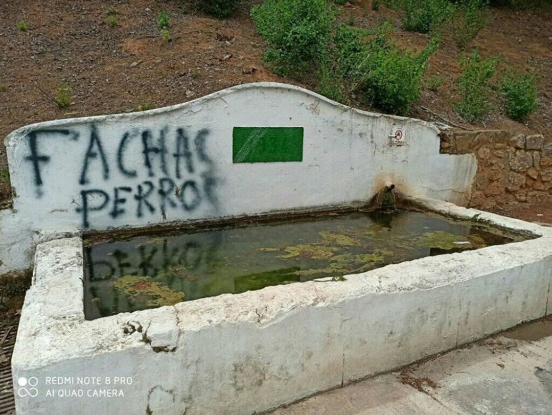 Pintadas insultantes aparecidas en los últimos días Pintadas insultantes aparecidas en los últimos días