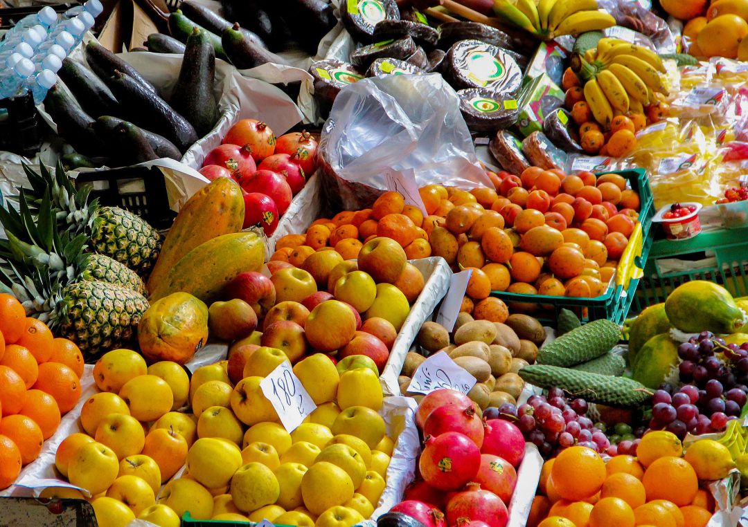 Puesto de fruta y verdura en el mercado Puesto de fruta y verdura en el mercado