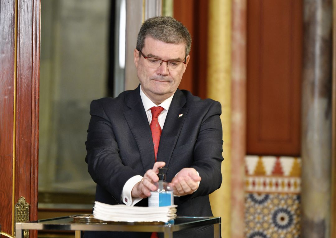 El alcalde Aburto se desinfecta las manos durante la presentación del plan Bilbao Aurrera El alcalde Aburto se desinfecta las manos durante la presentación del plan Bilbao Aurrera