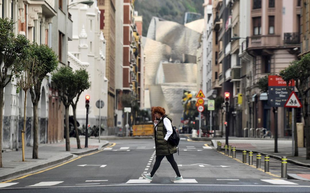 El Gobierno ha anunciado este viernes que los tres territorios del País Vasco han pasado a la fase 1 de la desescalada y relajar algo más su desconfinamiento, pero las actividades "detalladas" que se permiten en la fase 1 no se conocerán hasta que no se publiquen mañana sábado en el BOE, según ha anunciado el ministro de Sanidad, Salvador Illa.
El Gobierno ha anunciado este viernes que los tres territorios del País Vasco han pasado a la fase 1 de la desescalada y relajar algo más su desconfinamiento, pero las actividades "detalladas" que se permiten en la fase 1 no se conocerán hasta que no se publiquen mañana sábado en el BOE, según ha anunciado el ministro de Sanidad, Salvador Illa.
