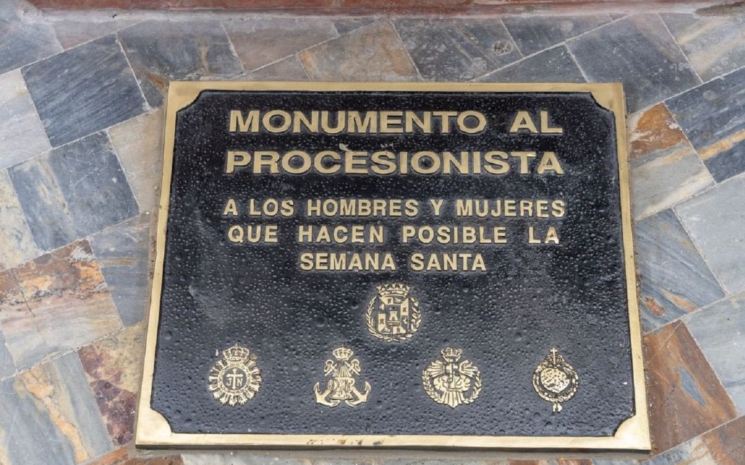 El Ayuntamiento ha repuesto la placa del monumento al Procesionista, sustraída el pasado mes de febrero. El Ayuntamiento ha repuesto la placa del monumento al Procesionista, sustraída el pasado mes de febrero.