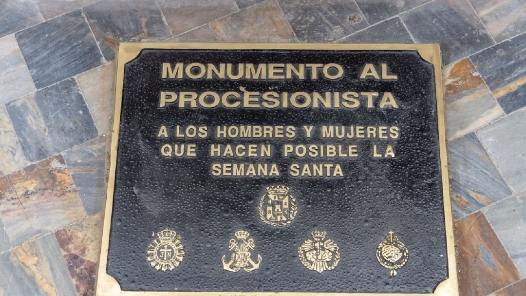 La placa del monumento al Procesionista de Cartagena ha sido repuesta