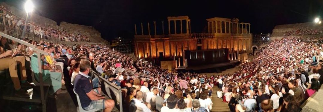 Momentos previos a una representación en el teatro romano de Mérida Momentos previos a una representación en el teatro romano de Mérida