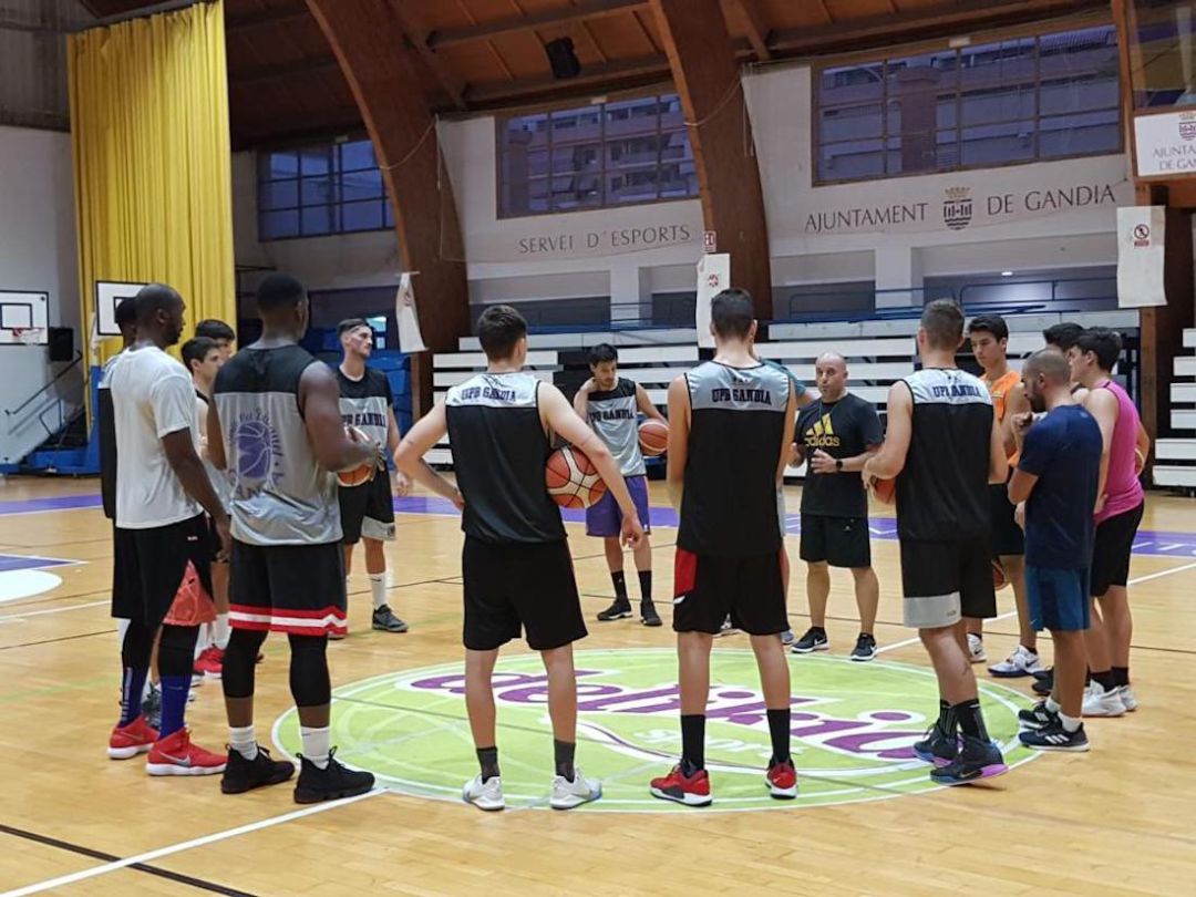 Primeras charlas de Víctor Rubio con su equipo esta temporada Primeras charlas de Víctor Rubio con su equipo esta temporada
