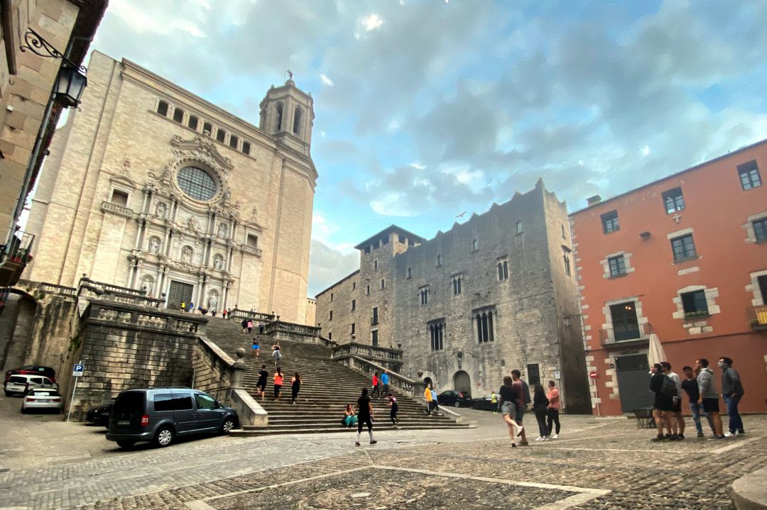 Pla general de persones caminant i fent esport davant la Catedral de Girona dilluns Pla general de persones caminant i fent esport davant la Catedral de Girona dilluns