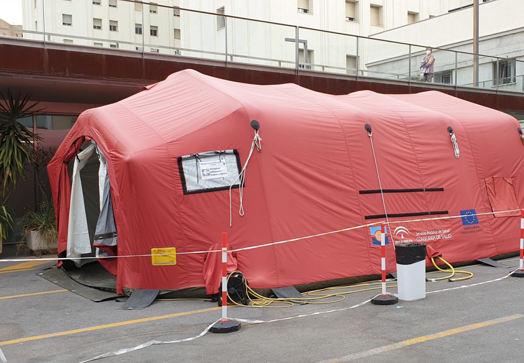 Carpa sanitaria ubicada en el exterior del hospial Virgen de las Nieves de Granada destinada a la desinfección de personas que llegan o salen de las instalaciones Carpa sanitaria ubicada en el exterior del hospial Virgen de las Nieves de Granada destinada a la desinfección de personas que llegan o salen de las instalaciones