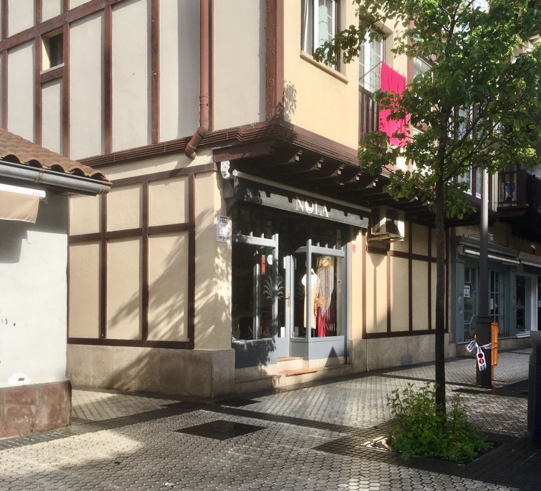 Un comercio de Hondarribia esperando la fase en la que pueda abrir las puertas a la clientela. Un comercio de Hondarribia esperando la fase en la que pueda abrir las puertas a la clientela.
