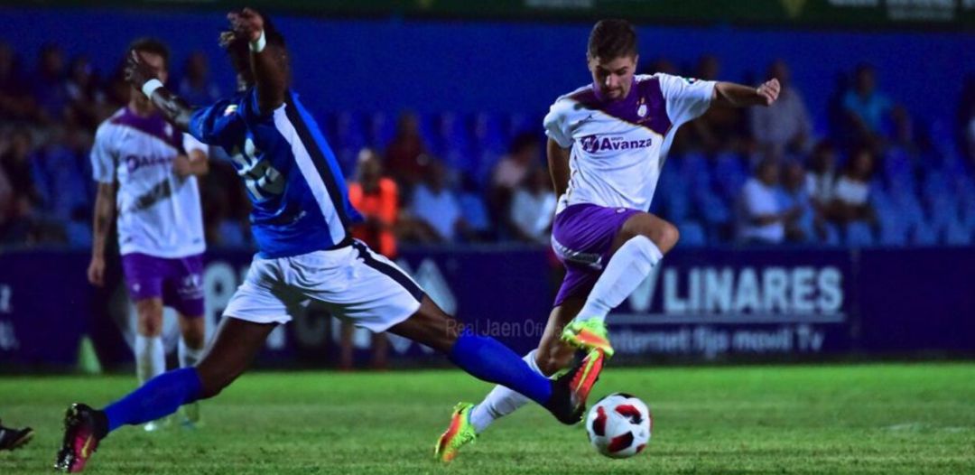 Anaba (Linares Deportivo) intenta frenar el avance de Juancar (Real Jaén). Anaba (Linares Deportivo) intenta frenar el avance de Juancar (Real Jaén).