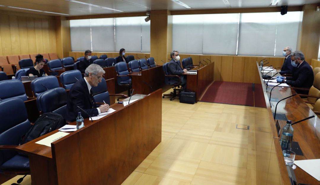 Los miembros de la comisión de Sanidad de la Asamblea de Madrid, ante la que comparece este viernes el consejero regional, Enrique Ruiz Escudero, para dar cuenta de su gestión de la pandemia del coronavirus. Los miembros de la comisión de Sanidad de la Asamblea de Madrid, ante la que comparece este viernes el consejero regional, Enrique Ruiz Escudero, para dar cuenta de su gestión de la pandemia del coronavirus.