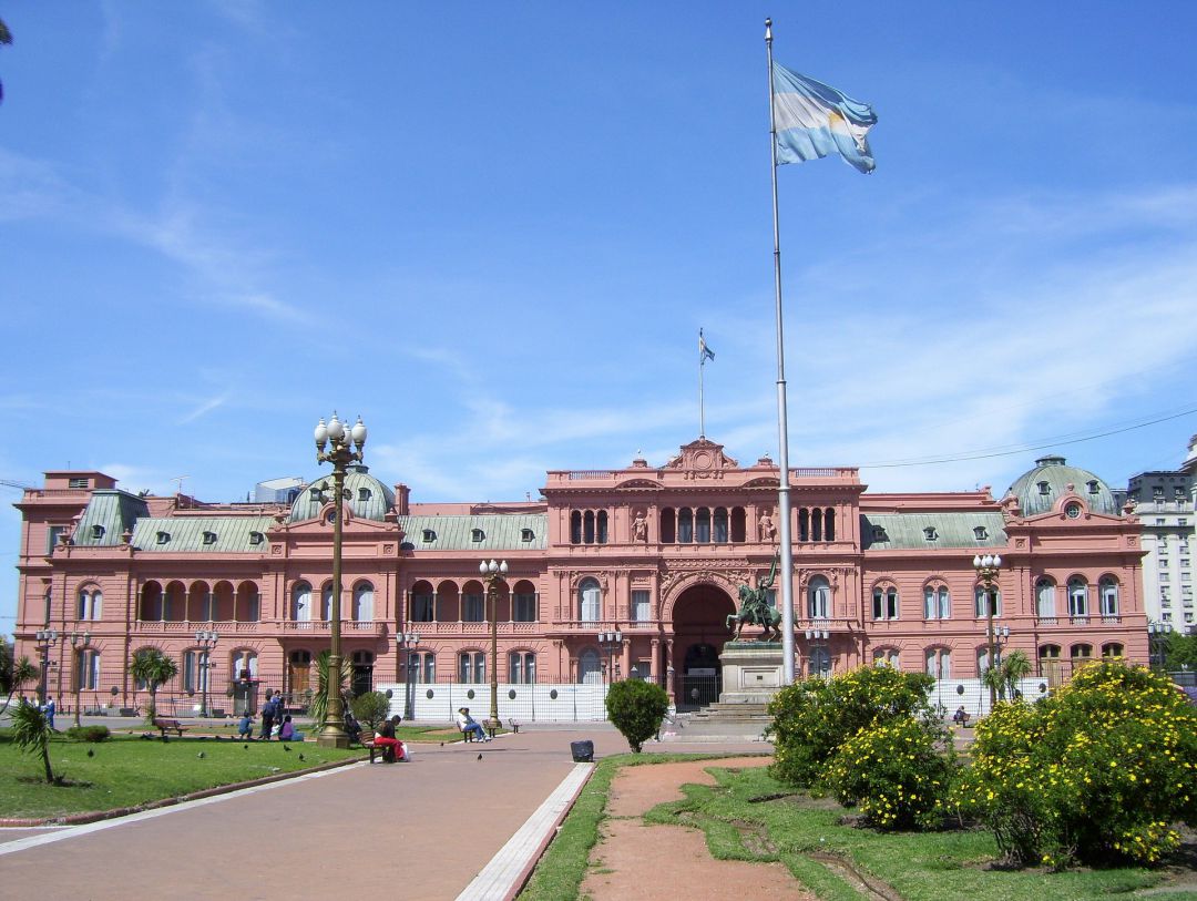 El Gobierno argentino ha cerrado el espacio aéreo lo que dificulta la repatriación de un centenar de residentes de Balears que están en el país sudamericano. El Gobierno argentino ha cerrado el espacio aéreo lo que dificulta la repatriación de un centenar de residentes de Balears que están en el país sudamericano.