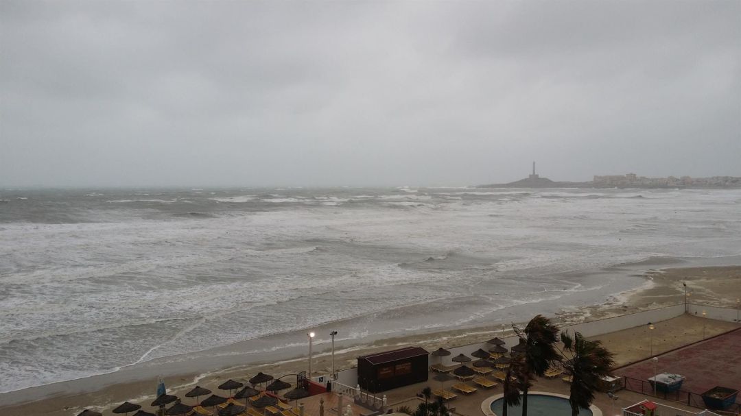 Temporal en La Manga. Frío, oleaje, fenómenos costeros, lluvia y viento Temporal en La Manga. Frío, oleaje, fenómenos costeros, lluvia y viento