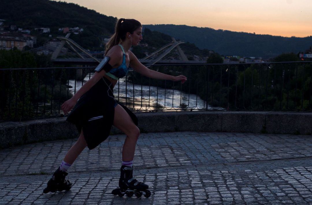 Una mujer practicando patinaje durante las horas permitidas para hacer deporte Una mujer practicando patinaje durante las horas permitidas para hacer deporte