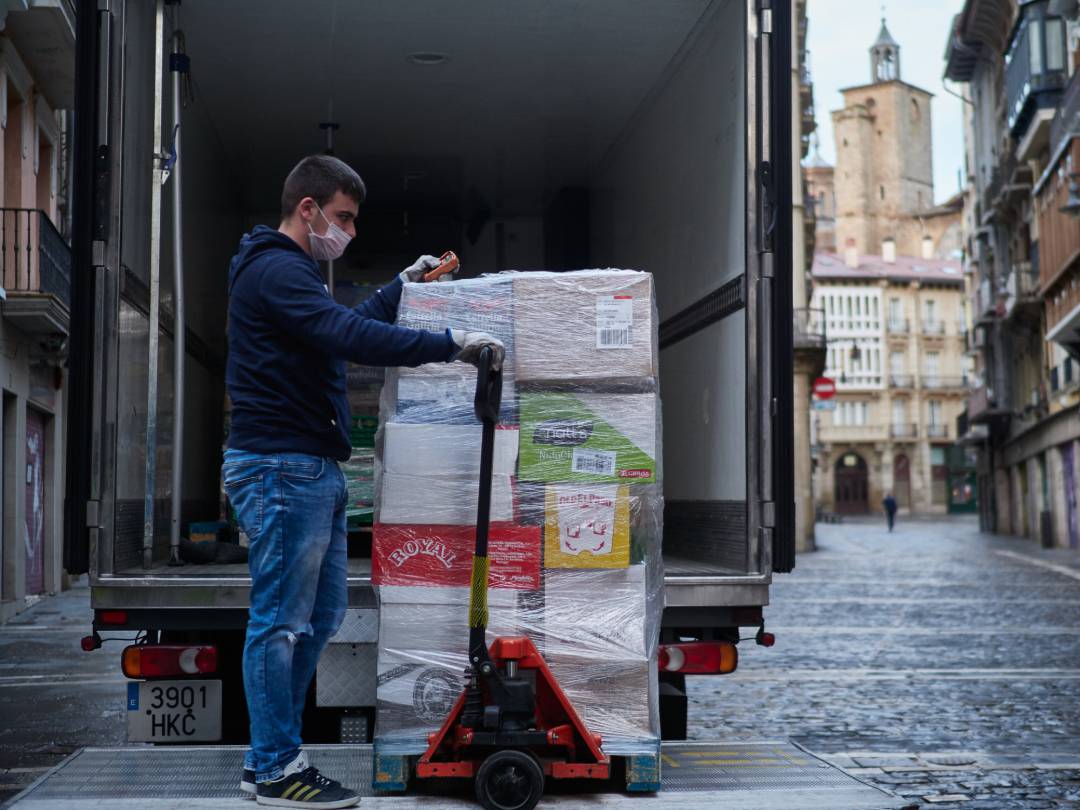 Un trabajador de reparto mueve productos de su camión aparcado en las calles de Pamplona Un trabajador de reparto mueve productos de su camión aparcado en las calles de Pamplona