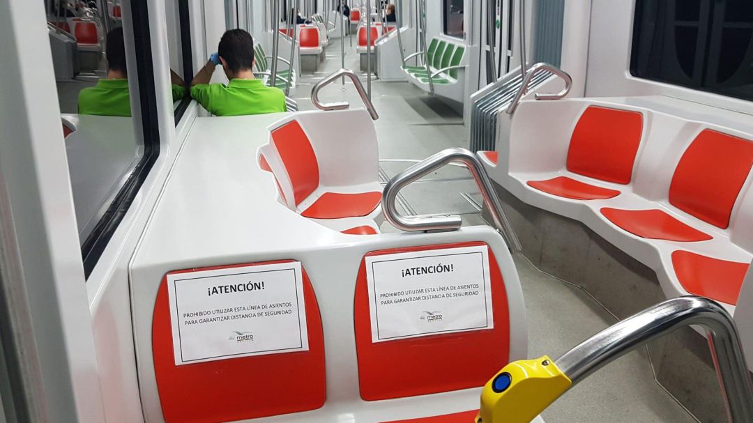 Metro de Sevilla, con carteles de advertencia en los asientos para garantizar el cumplimiento de las distancias de seguridad Metro de Sevilla, con carteles de advertencia en los asientos para garantizar el cumplimiento de las distancias de seguridad