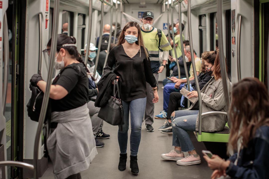 Varios usuarios del metro de València con mascarilla, el día que el uso de mascarillas en el transporte público es obligatorio desde este lunes, en el inicio de la fase 0 del plan de desescalada. Varios usuarios del metro de València con mascarilla, el día que el uso de mascarillas en el transporte público es obligatorio desde este lunes, en el inicio de la fase 0 del plan de desescalada.