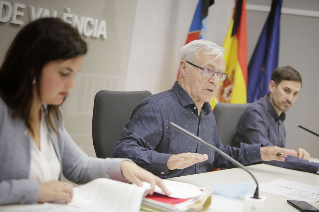 El alcalde de València, Joan Ribó, junto a los vicealcaldes Sergi Campillo y Sandra Gómez en la rueda de prensa posterior a la Junta de Gobierno Local de la ciudad. El alcalde de València, Joan Ribó, junto a los vicealcaldes Sergi Campillo y Sandra Gómez en la rueda de prensa posterior a la Junta de Gobierno Local de la ciudad.
