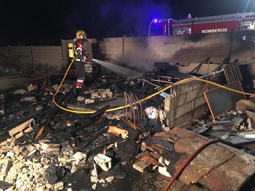 Uno de los bomberos de Lanzarote sofocando el incendio de la chabola. Uno de los bomberos de Lanzarote sofocando el incendio de la chabola.