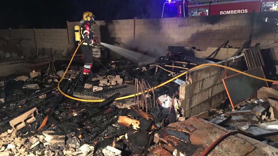 Los bomberos sofocan un incendio en una chabola de Arrecife